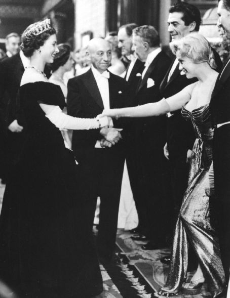 Marilyn+Monroe+meets+Queen+Elizabeth+II%252C+London%252C+1956.jpg