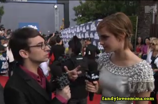 emma watson 2011 movie awards. Emma Watson on Red Carpet MTV