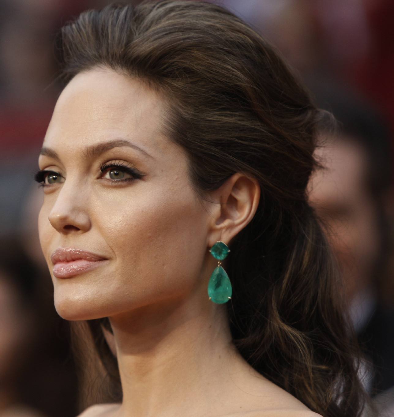 http://1.bp.blogspot.com/-NDyokyHeugg/TVoGEG4fykI/AAAAAAAAA8c/1a4t0mOkKJQ/s1600/angelina-jolie-earrings_edited-1.jpg