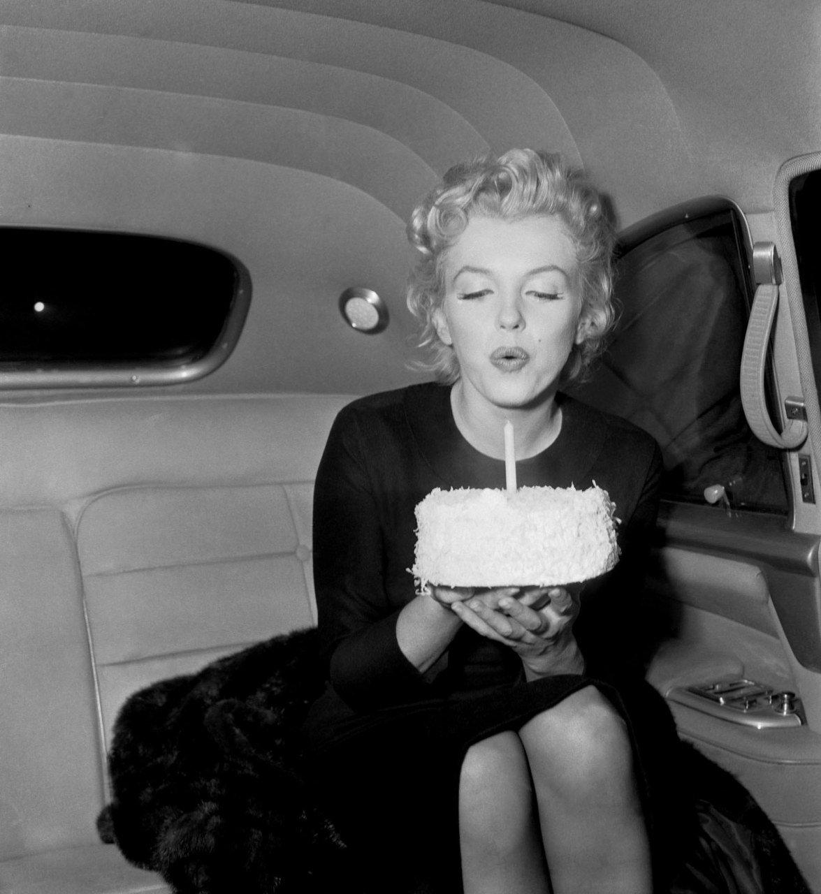 http://1.bp.blogspot.com/-NFqRGGOrBcc/TbxbSOmei5I/AAAAAAAAAc8/xehl6EXJbCA/s1600/Marilyn_Monroe_Birthday.jpg