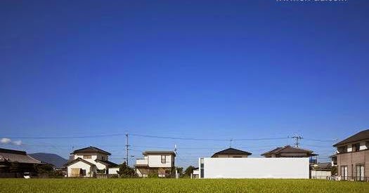 Arquitectura de Casas: Casa moderna con forma de prisma rectangular.
