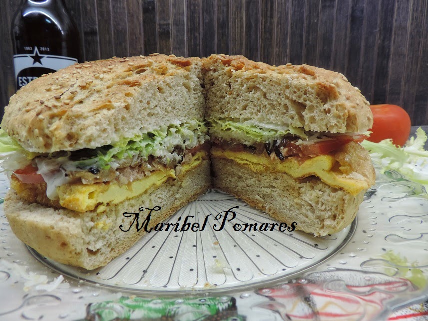 Bocadillo Gigante Vegetal Con Pan Integral De Bebida De Soja.