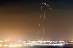Skyline Jejak Pesawat di rubah Menjadi sebuah Seni oleh Fotographer - Jurukunci4.blogspot.com