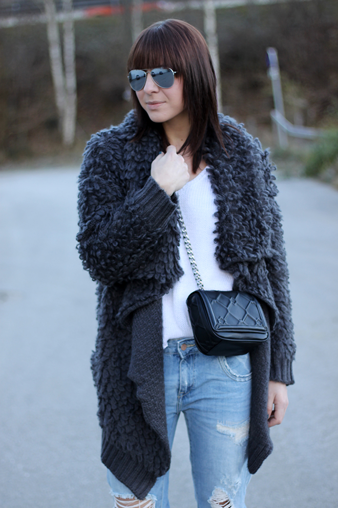 outfit-trend-fashionblogger-who-is-mocca-hut-kombinieren-boyfriend-jeans-oasap-cardigan-fluffy-oversize-pumps