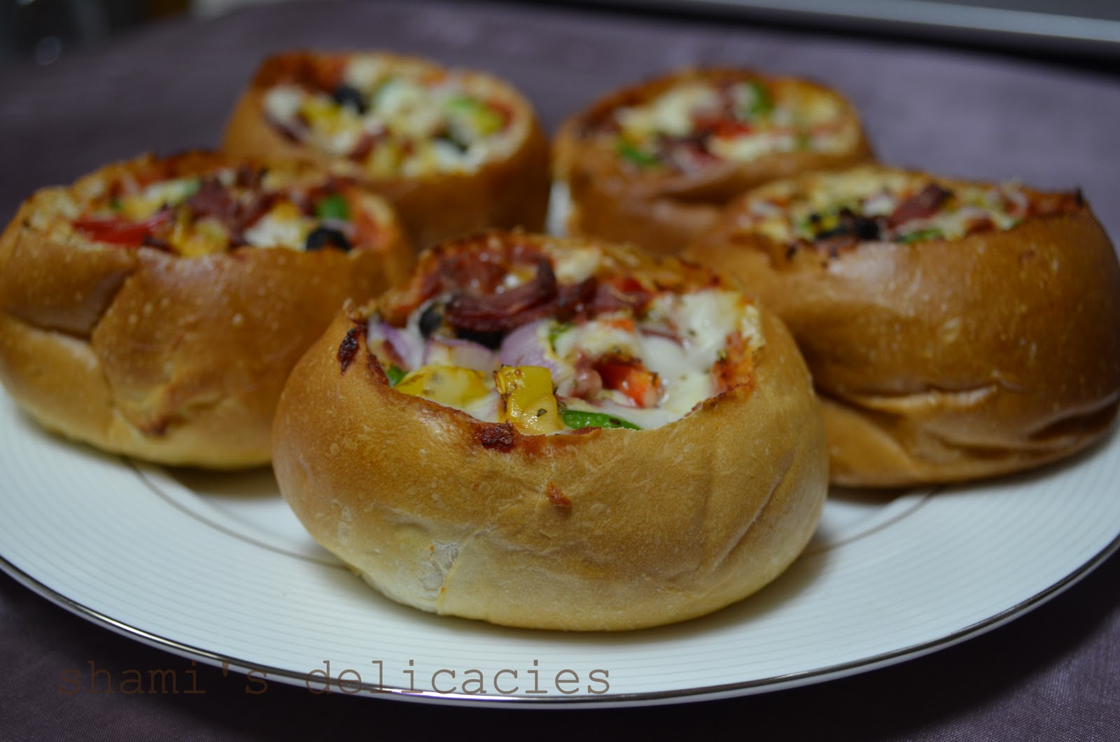 Shami's Delicacies BUN BOWL PIZZA