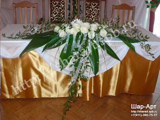 флористика. метровая композиция из живых цветов для оформления свадебного стола
