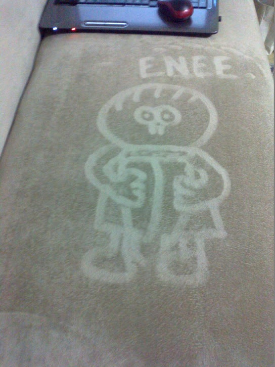 Kadife Kumaşlı Koltuğa Resim Çizme Sanatı: Sedemizm Kadife Kumaşlı Koltuğa Resim Çizme Sanatı: Sedemizm