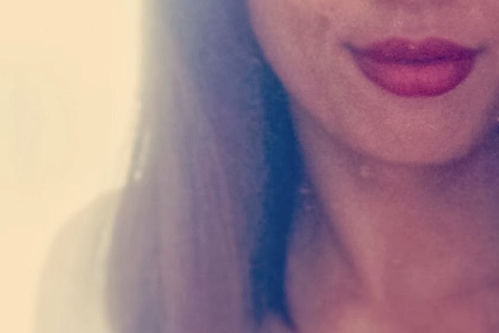 Lippen so rot wie Drachenblut selbst.