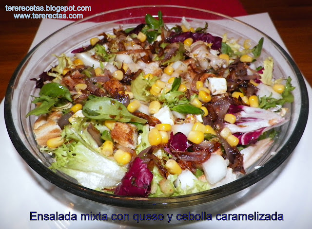 Ensalada mixta con queso y cebolla caramelizada.