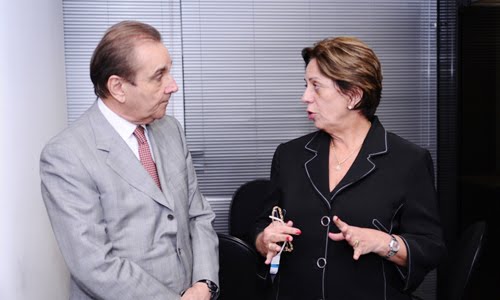 http://1.bp.blogspot.com/-NNE1CusAnh8/Tru4Ab9O42I/AAAAAAAAJ1k/uUp-S1Xit2g/s1600/livialemos.jpg