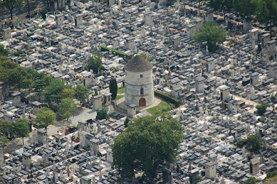 «Cimetière du Montparnasse (zoom)» de Jérôme Blum - Trabajo propio. Disponible bajo la licencia CC BY-SA 2.0 fr vía Wikimedia Commons - http://commons.wikimedia.org/wiki/File:Cimeti%C3%A8re_du_Montparnasse_(zoom).jpg#/media/File:Cimeti%C3%A8re_du_Montparnasse_(zoom).jpg