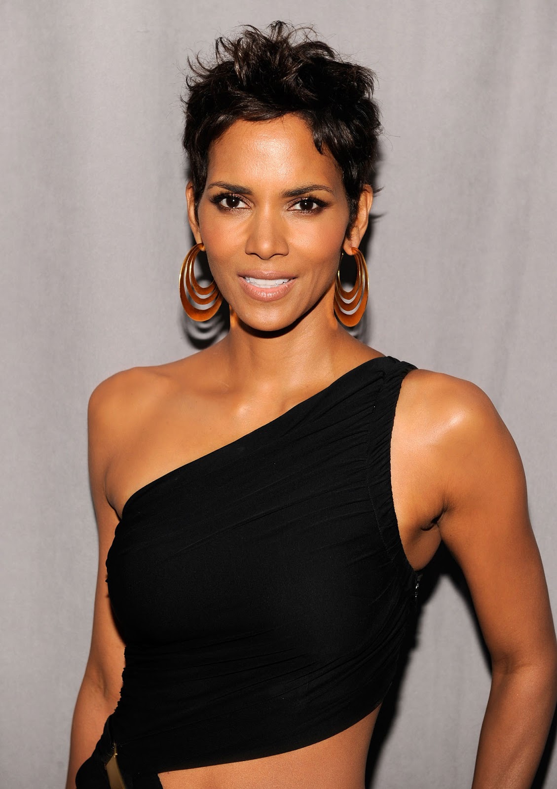 Hot Bio Celebrity Pictures Halle Berry biography and Hot pictures