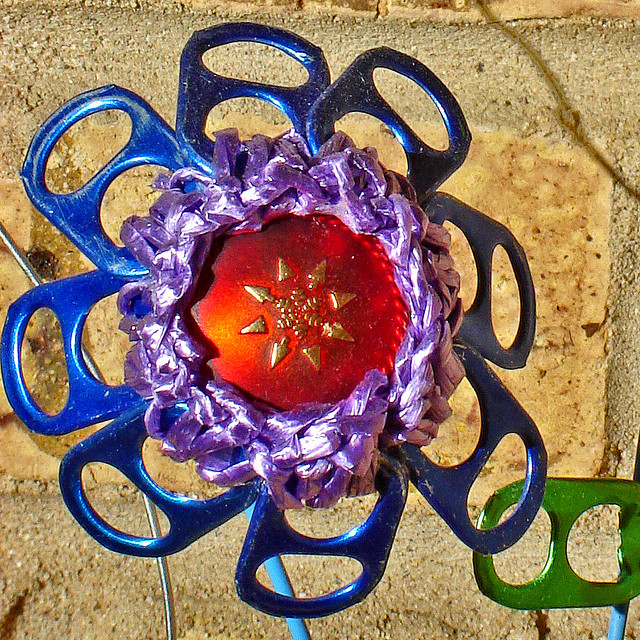 Upcycling: flores feitas com lacres de latinhas