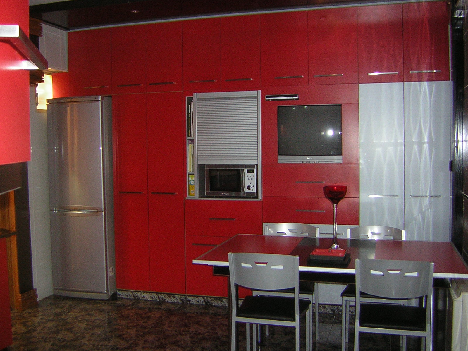 Carpintería Juan Miguel: COCINA EN ROJO Y NEGRO