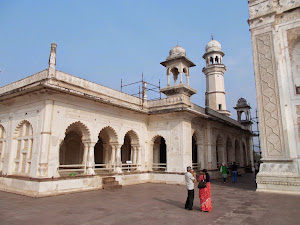 Masjid next to "Bibi Ka Maqbara" .