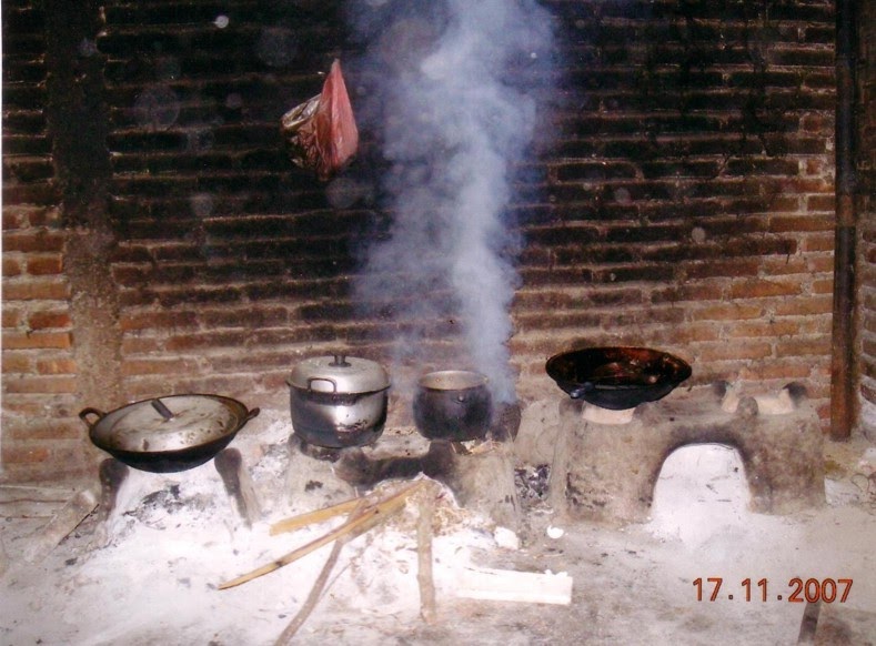 wong jowo tungku masak dengan bahan bakar kayu