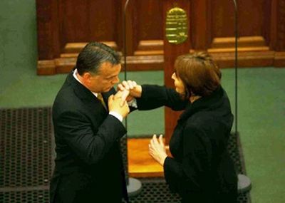 A két örök összetartozó ! Orbán Viktátor Kezet csókol Botox Lendvai MSZP-nek !