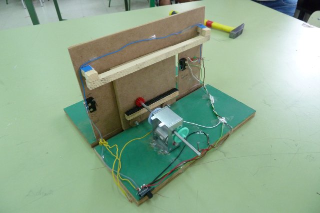 La tecnología en el IES Pedro Mercedes: Proyecto I 3º ESO: Puerta de garaje