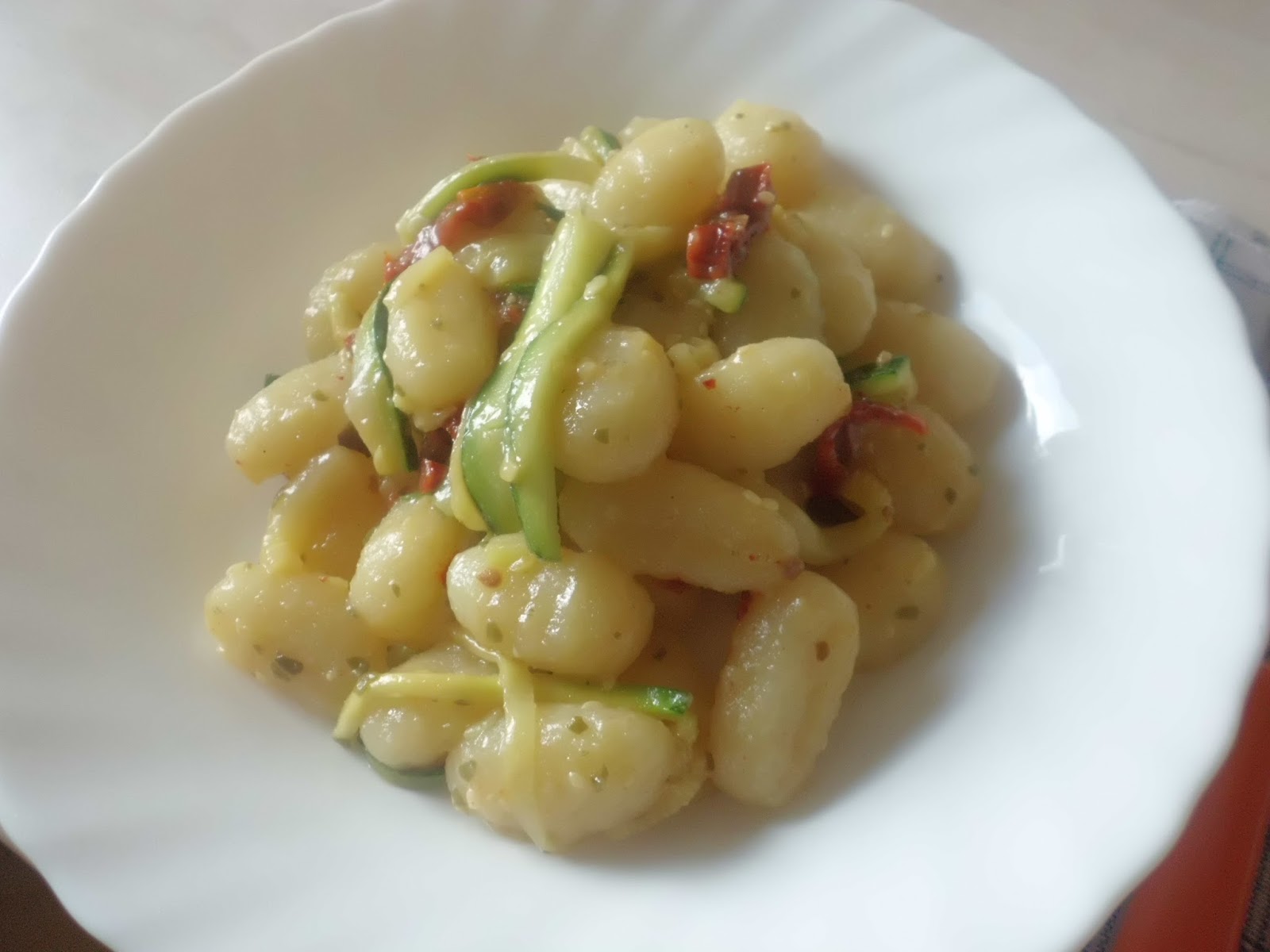 gnocchi con pomodorini secchi e zucchine