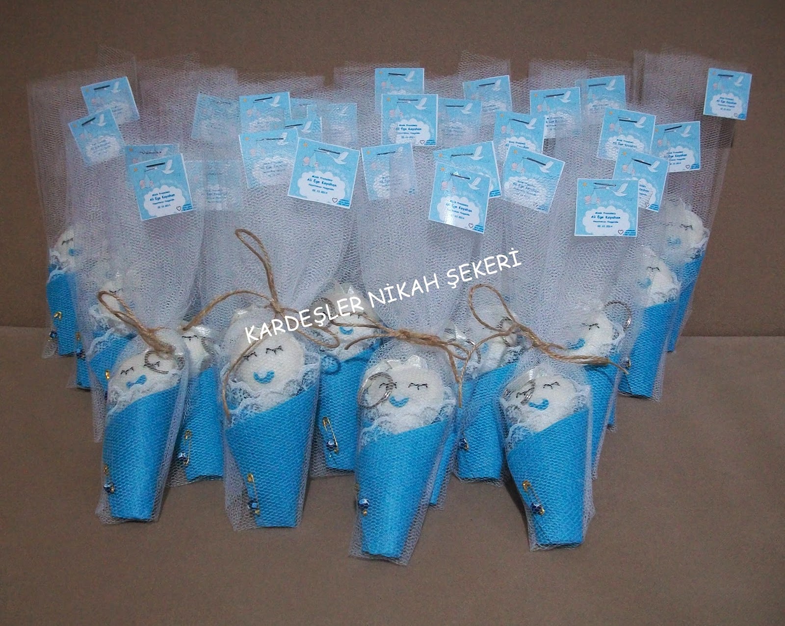 Kardeşler nikah Şekeri. Keçe kundakta bebek şekeri /Doğum