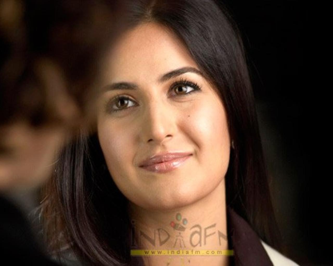 http://1.bp.blogspot.com/-NiQ6Gbm96_A/Tn1VFVG-uFI/AAAAAAAAAMM/qyVW1zyOfik/s1600/beautiful_style_katrina_kaif_wallpaper.jpg