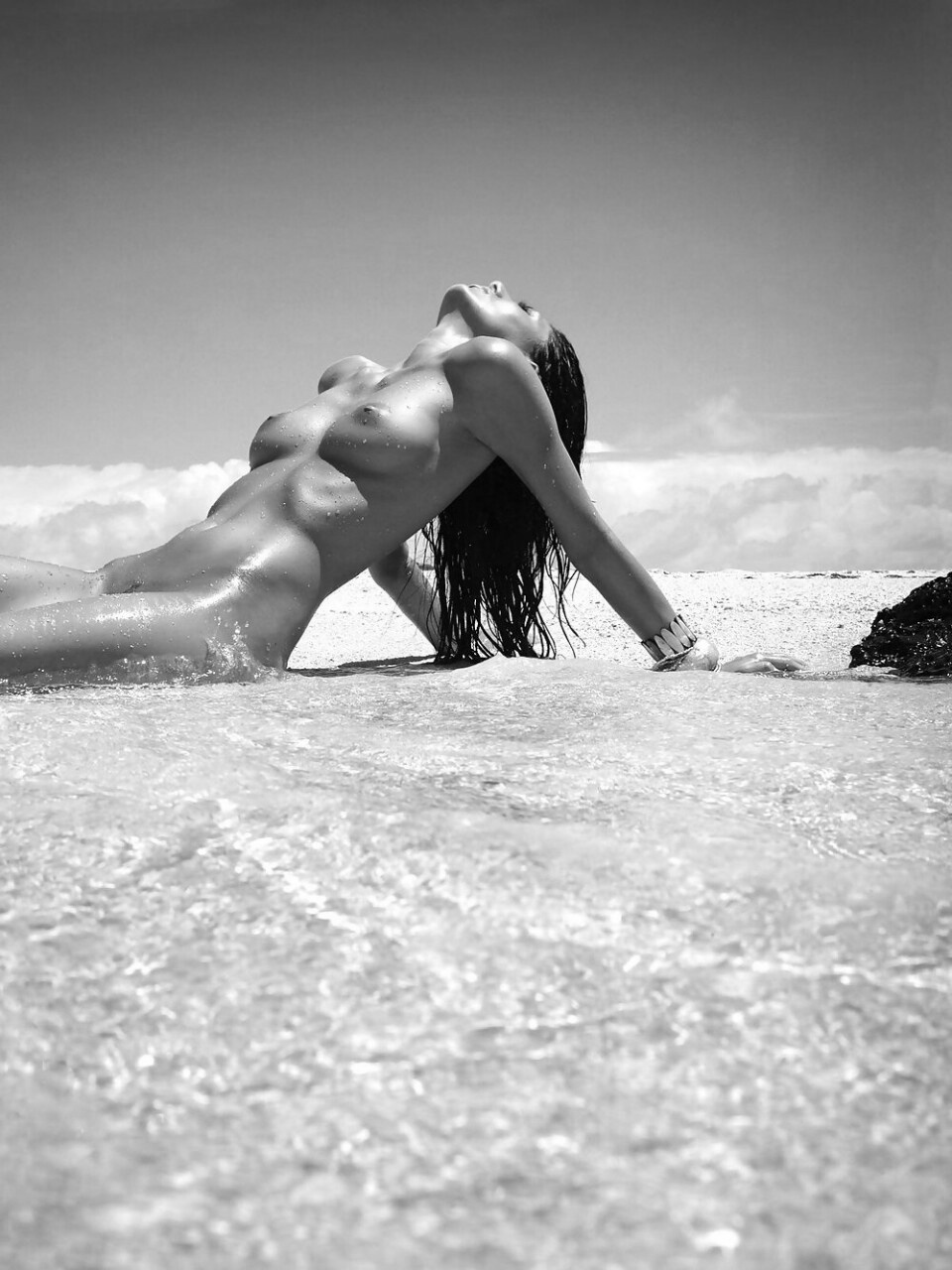 Здоровые титьки брюнетки и голый пляж бикини 16 фото эротики