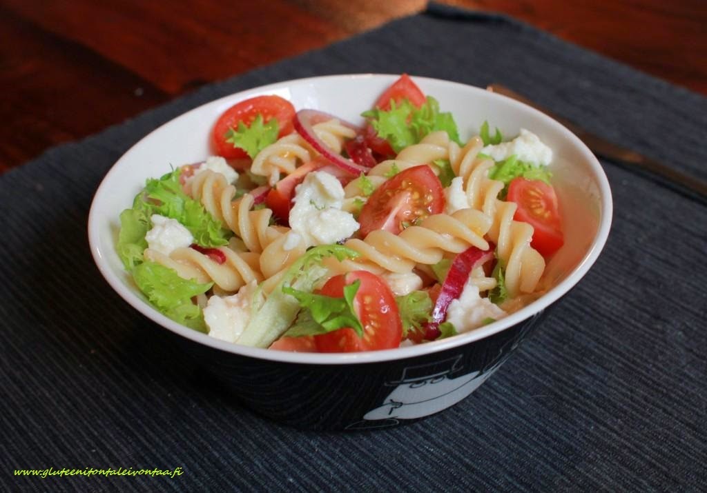 Pastasalaatti mozzarellalla ja tomaatilla