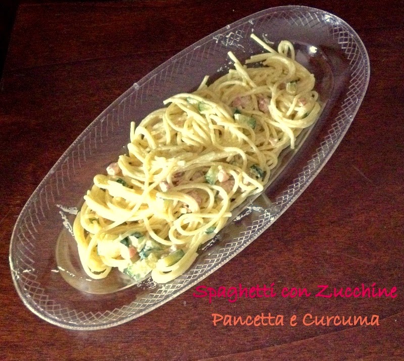Spaghetti alle zucchine e pancetta con curcuma
