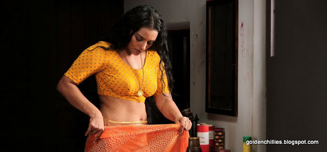 Swetha menon spicy saree draping pictures 