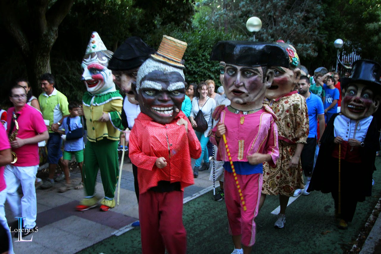 SALAMANCA COSTALERA Momentos de diversión con los cabezudos. ¿Porque