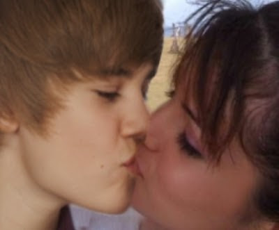 justin bieber kisses selena. Justin Bieber Kissing Selena