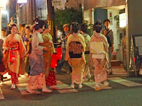 赤い提灯を手に祇園町一帯へ「おたのみ申します…」と挨拶した。 赤い提灯を手に祇園町一帯へ「おたのみ申します…」と挨拶した。