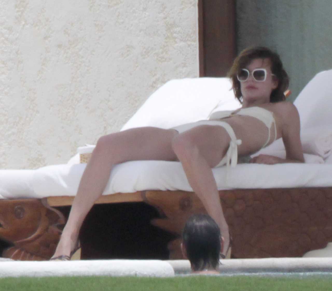http://1.bp.blogspot.com/-NyCwSeu7BoM/TrhUXra3MGI/AAAAAAAAink/XSVNmcnIpF4/s1600/Milla+Jovovich%25E2%2580%2599s+Hottest+Bikini+and+Lingerie+Pics+08.jpg