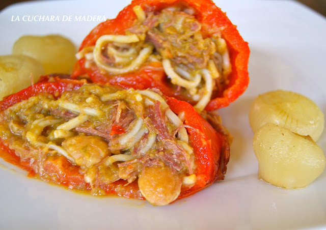 Pimientos Rellenos De Pato, Verduras Y Fideos Chinos

