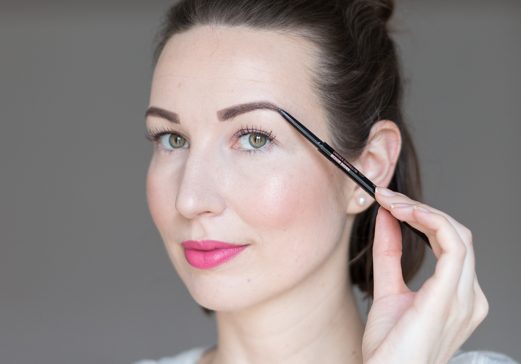 Tragebild Anastasia Beverly Hills Brow Wiz Medium Brown auf den Augenbrauen Tragebild Anastasia Beverly Hills Brow Wiz Medium Brown auf den Augenbrauen