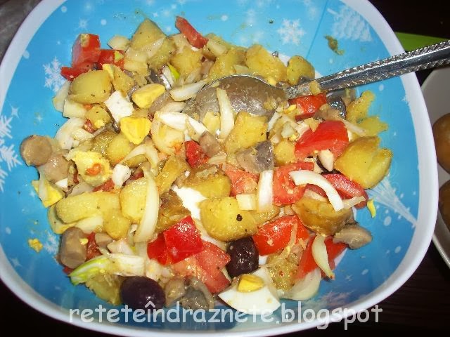 Salată de cartofi cu ciuperci, brânză, ouă