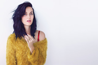Katy Perry elégedte kék parókáját, majd a saját temetésén vett részt