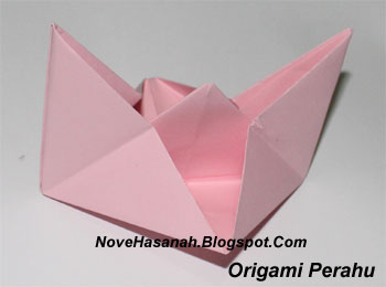cara dan langkah-langkah disertai gambar untuk melipat kertas membentuk origami perahu layar sederhana untuk anak SD