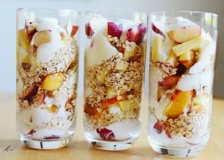 Kefir de leite com frutas e cereais