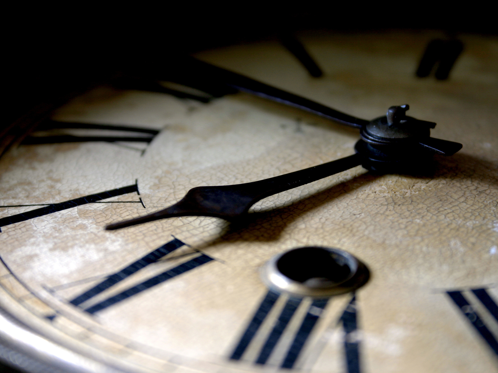 http://1.bp.blogspot.com/-O4t0K4mUPM4/UBuZYOFZHcI/AAAAAAAADXw/XGEDyVnvPLc/s1600/Vintage_Watch_Roman_Numbers_Macro_Photo_Desktop_Wallpaper-HidefWall.Blogspot.Com-.jpg
