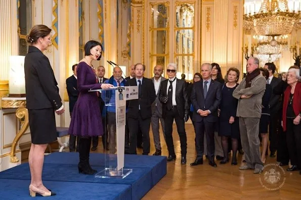 That award was presented by Fleur Pellerin, Minister of Culture and Communication of France to Princess Caroline. Princess Caroline has been deemed worthy of that award because of her support to young designers and also activities of Prince Pierre Foundation. The award ceremony was attended by children of Princess Caroline, namely, Andrea Casiraghi, Charlotte Casiraghi, Pierre Casiraghi and Princess Alexandra of Hanover and also fashion designers Karl Lagerfeld, Christian Louboutin and French actor Guillame Gallienne.