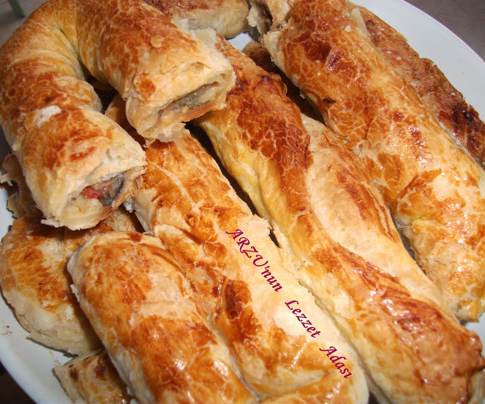 ARZU�nun Lezzet Adası MİLFÖY HAMURUNDAN PATLICANLI ELDE AÇMA BÖREK