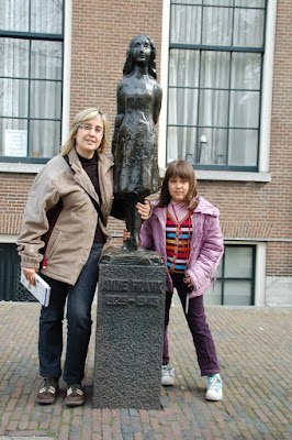 Trini y Clàudia con la estatua de Ana Frank