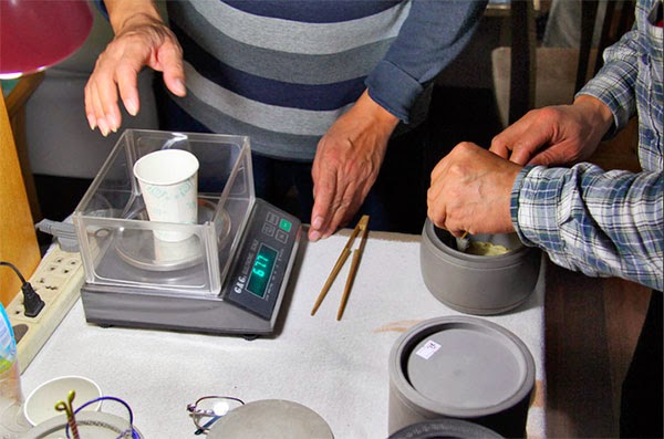 Взвешивание сверчков перед поединком