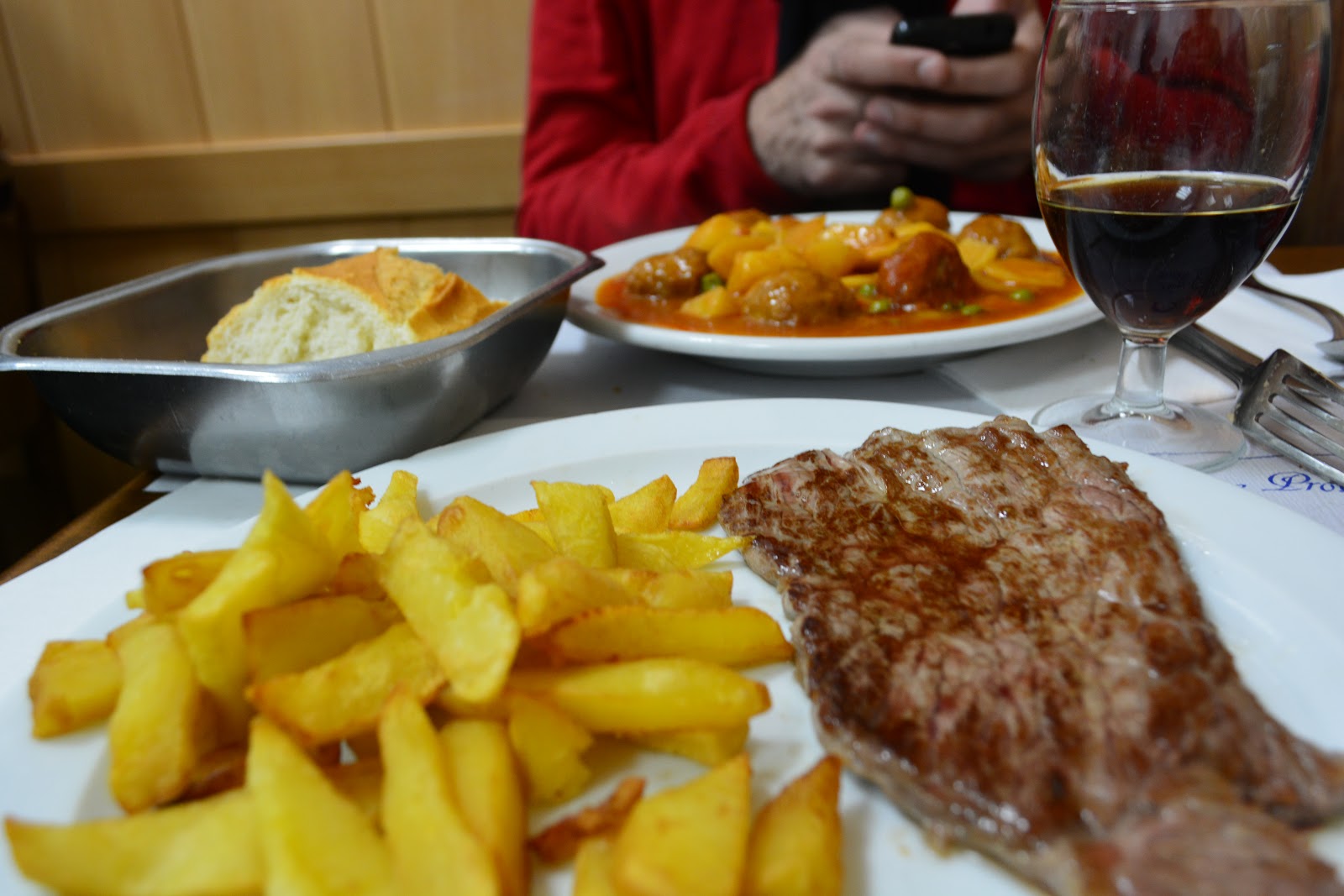 Elbow room only at Bar Romesco, el Raval, Barcelona / Platos de