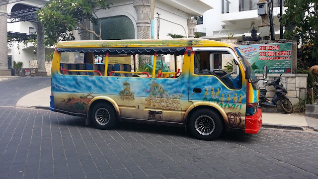 Bemo en las calles de Kuta, Bali Bemo en las calles de Kuta, Bali