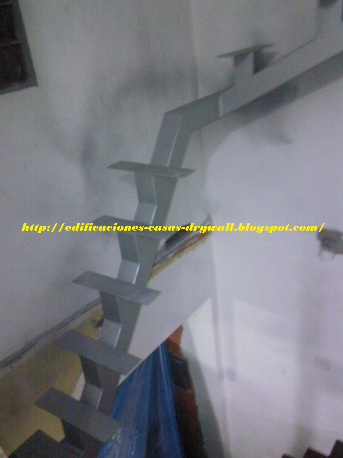 MMD construcciones: Escalera con descanso triangular y pasos de madera