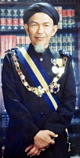 http://1.bp.blogspot.com/-OE3ULXIcr4Q/TiGu0g-ghZI/AAAAAAAAAHo/ok89wNPBx9s/s1600/Tuan+Guru+Nik+Aziz-+Menteri+Besar+kelantan.jpg