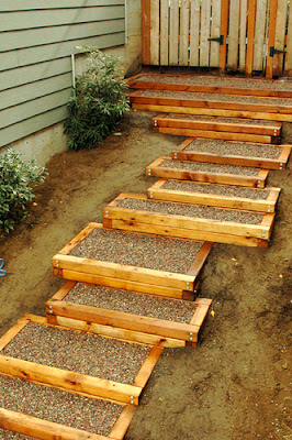 ESCALERA EXTERIOR CON MARCO DE CEDRO - Patios y Jardines