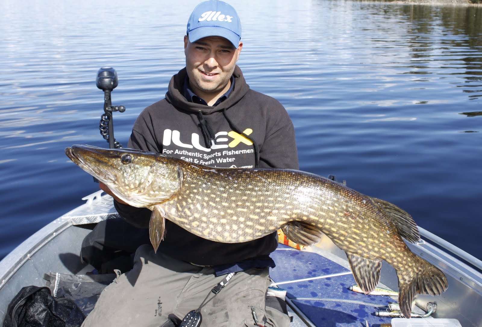 Manuel med fin pike på strax under elva - 201505